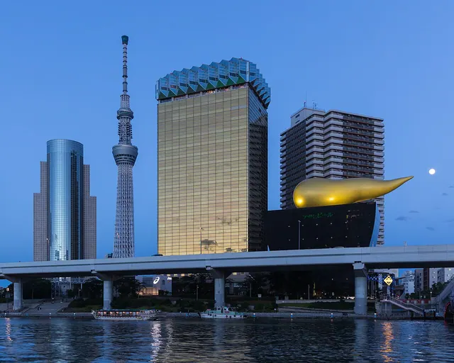 해 질 무렵 스미다강 너머의 도쿄 스카이트리와 아사히 본사